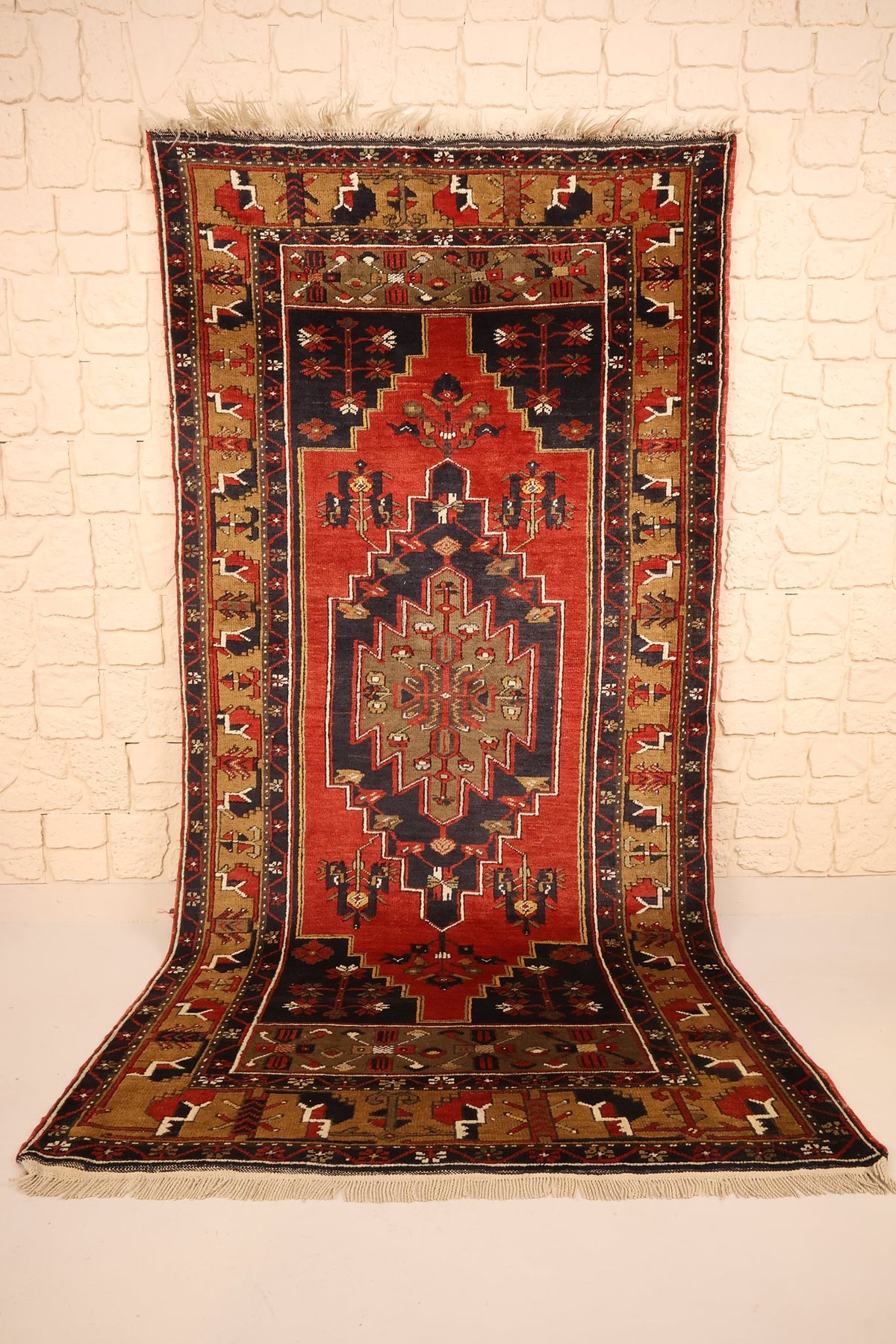 Tapis Yahyali rouge 233 × 118 cm, vue d'ensemble du médaillon étagé bleu nuit