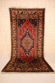 Tapis Yahyali rouge 233 × 118 cm, vue d'ensemble du médaillon étagé bleu nuit