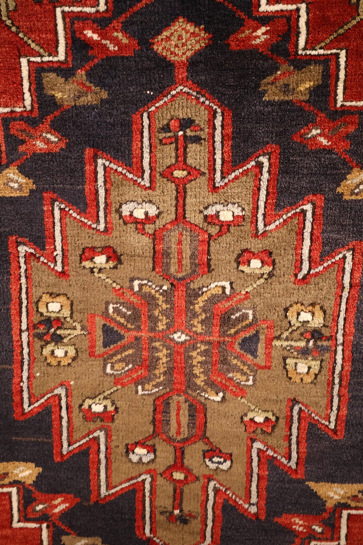 Détail du centre cranté beige-kaki à rosettes rouges et blanches, tapis Yahyali