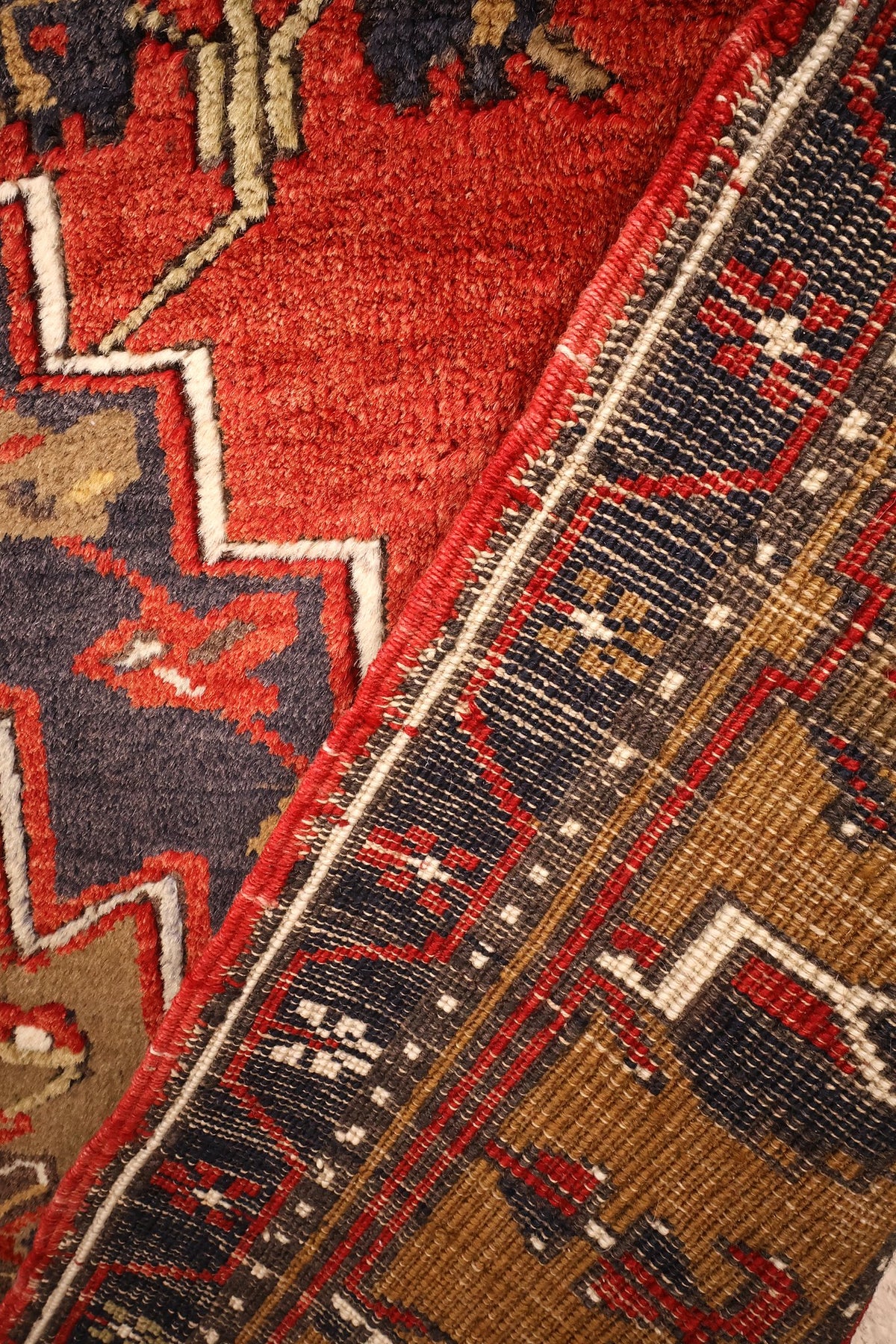 Envers du tapis Yahyali rouge et bleu, nœuds et dessin de bordure visibles
