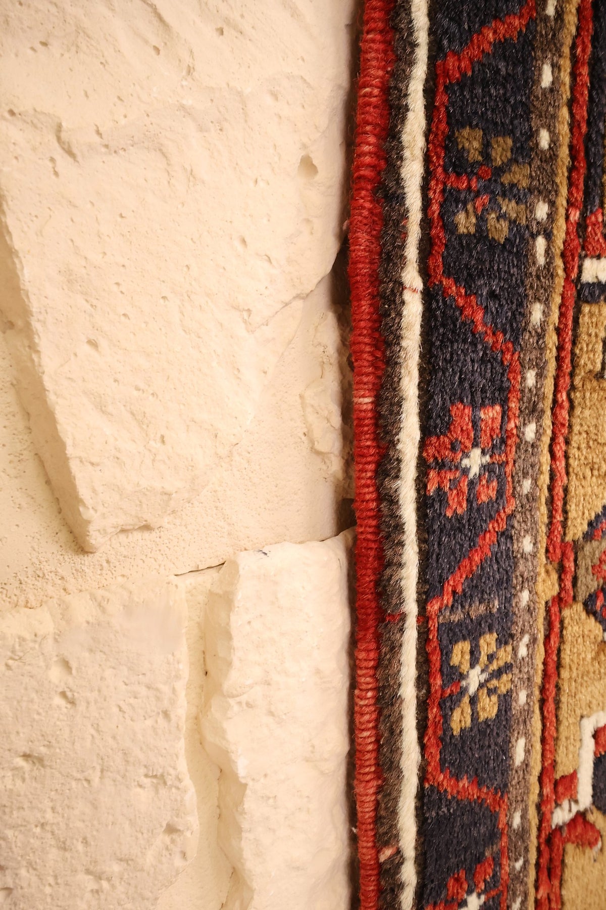 Lisière du tapis Yahyali, bande bleu nuit à fleurettes beige le long du bord