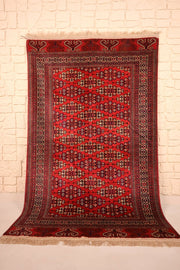 Tapis Yomut rouge 204 × 128 cm, vue d'ensemble des guls alignés en quadrillage