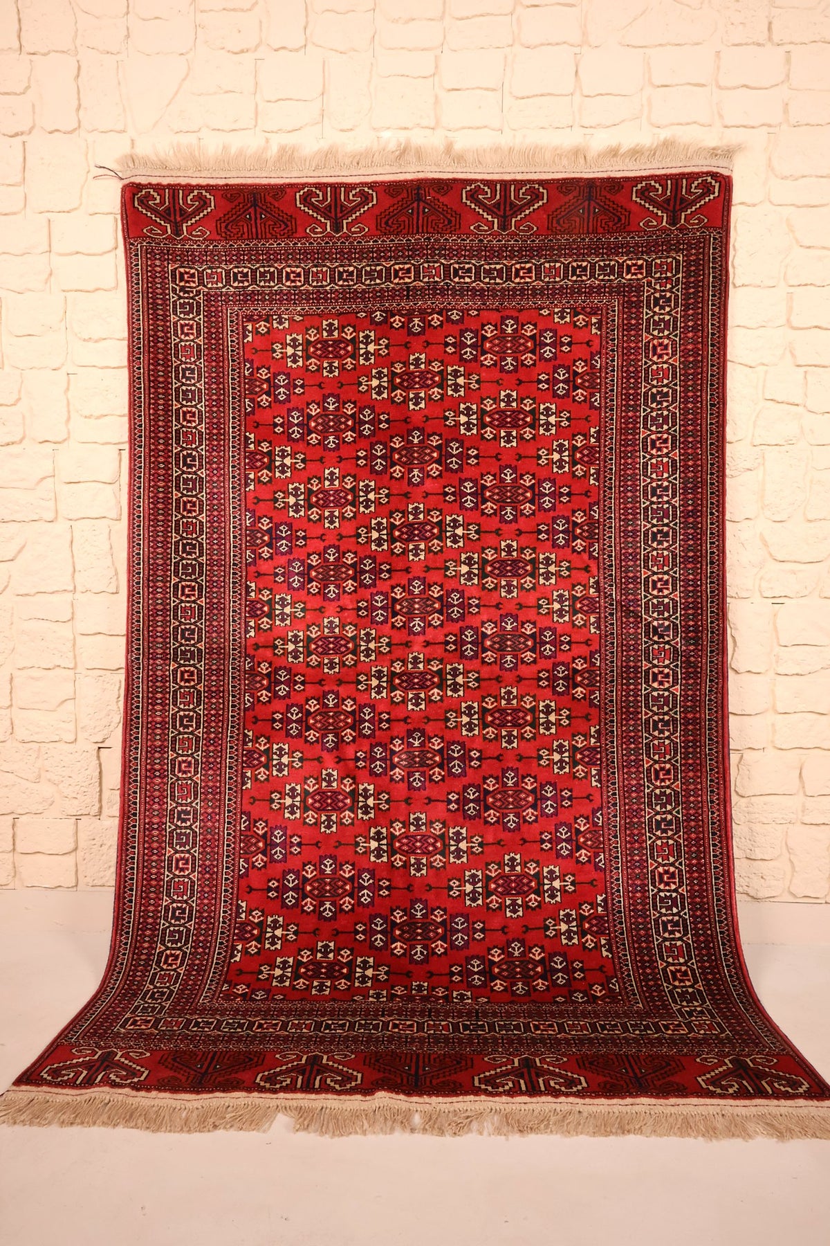 Tapis Yomut rouge 204 × 128 cm, vue d'ensemble des guls alignés en quadrillage