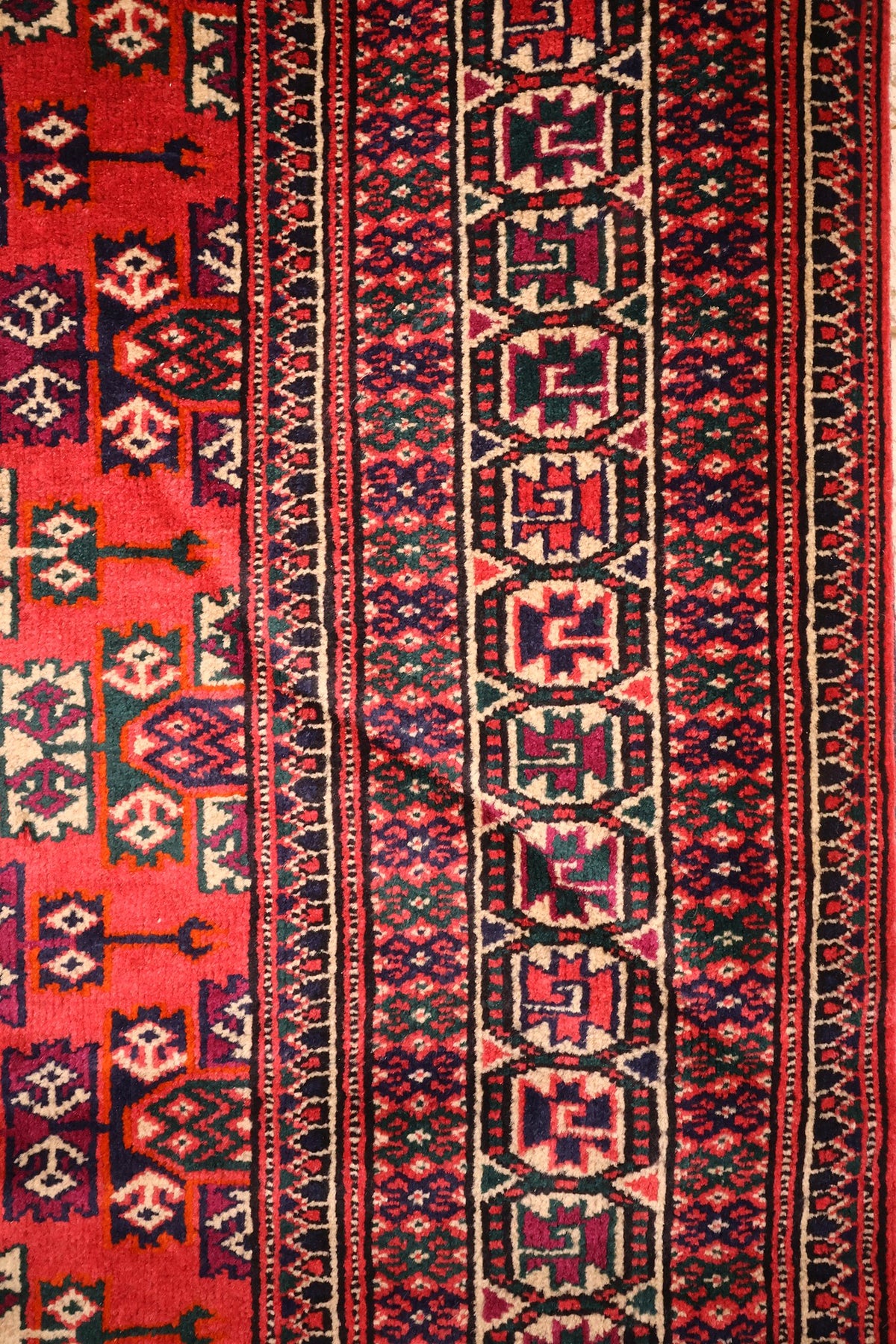 Bordures du tapis Yomut, bande ivoire à motifs crochus sur fond bordeaux