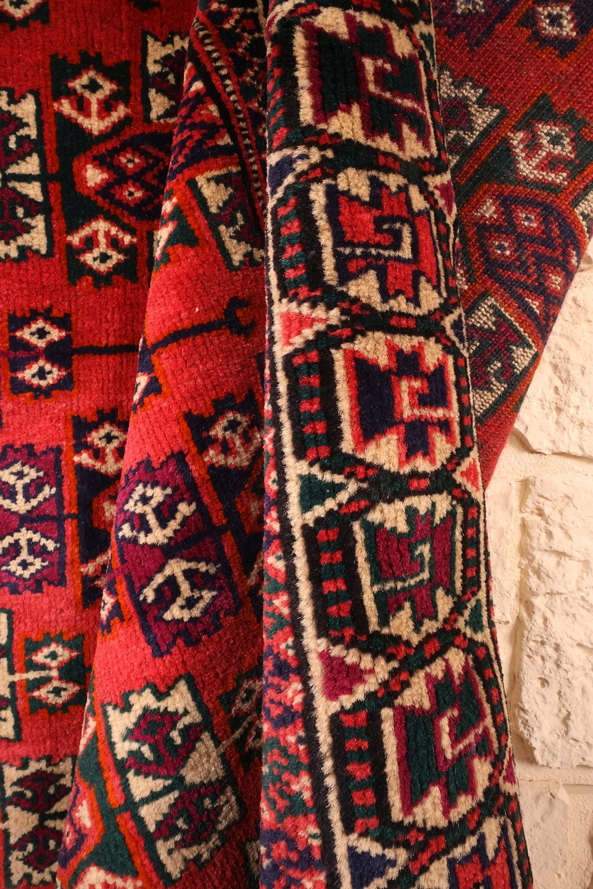 Coin replié du tapis Yomut rouge, épaisseur de la laine et motifs crochus