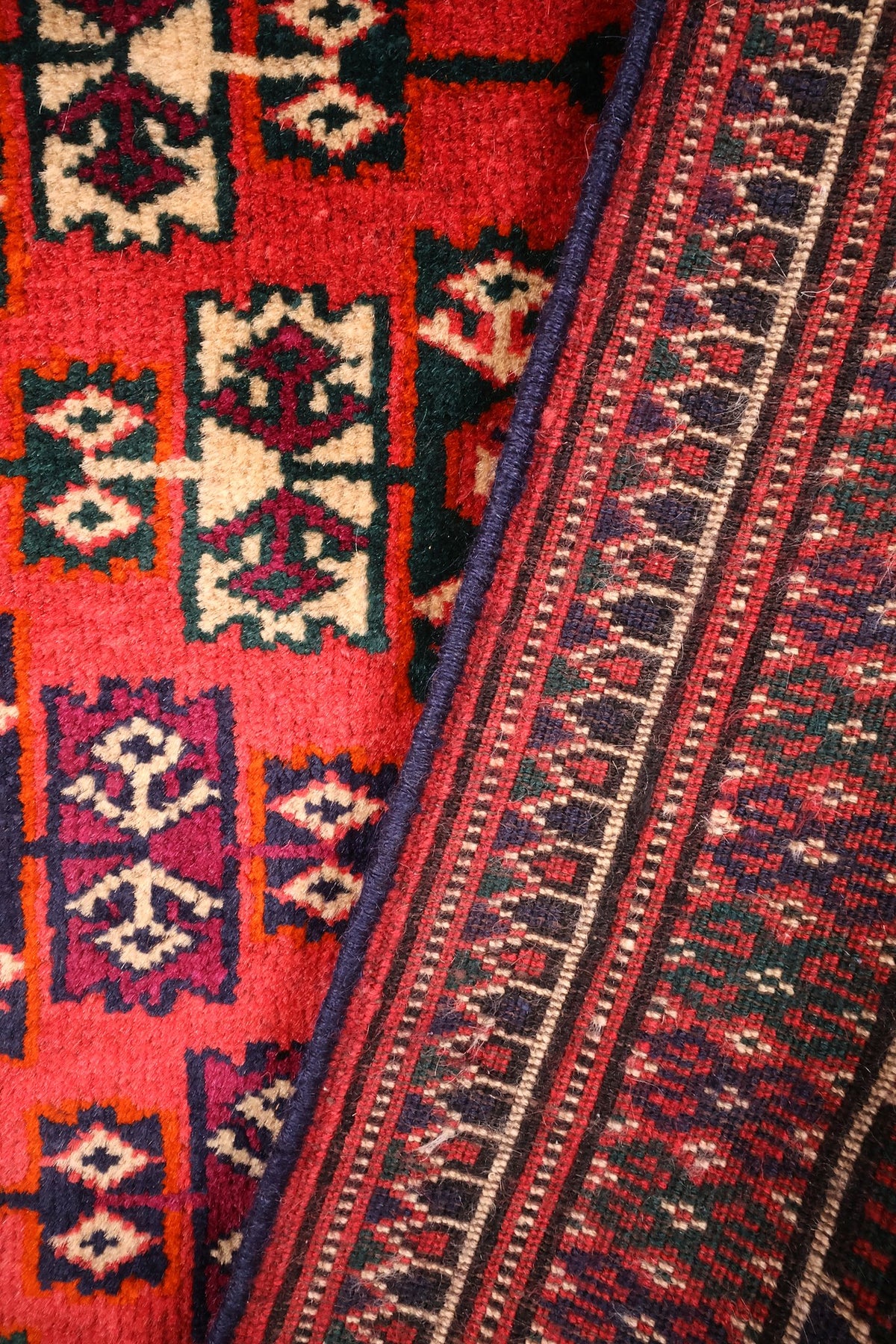 Envers du tapis Yomut en laine nouée main, nœuds et bordure visibles