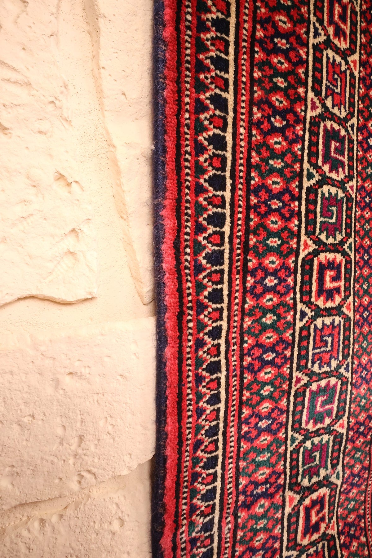 Bord latéral du tapis Yomut 204 × 128 cm, finition et rangs de motifs ivoire