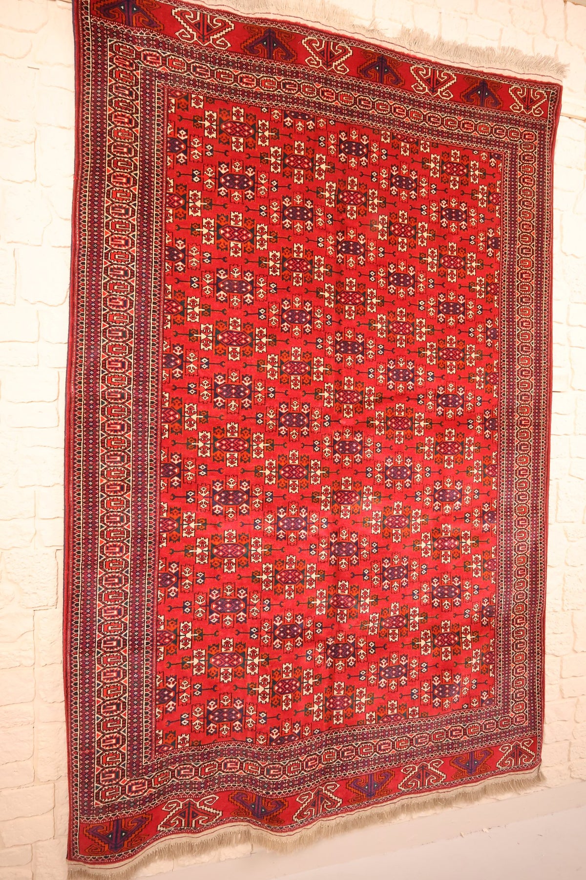Tapis Yomut rectangulaire en laine, vue de biais montrant le décor répétitif