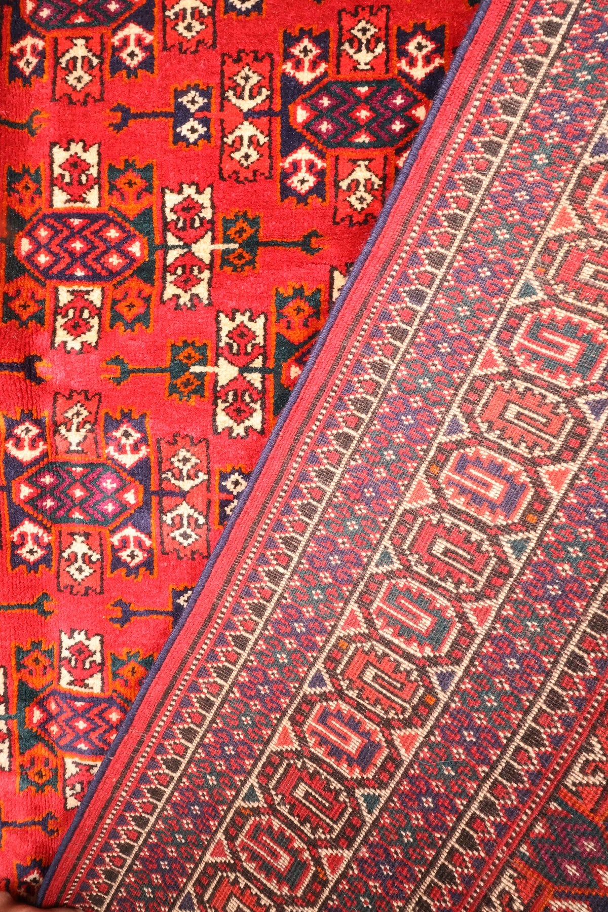 Tapis Yomut noué à la main, détail du passage du champ aux bordures