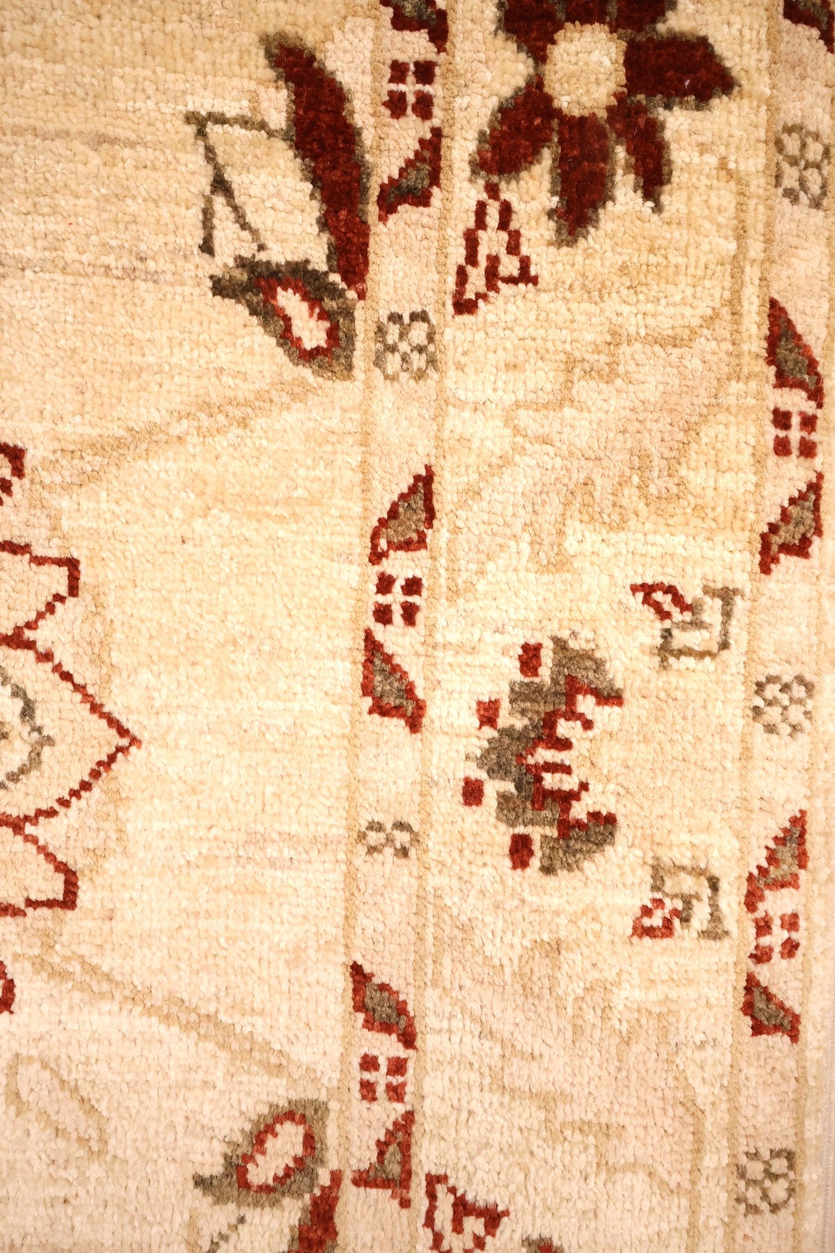 Bordure beige à fleurs rouges et brunes, encadrée de contre-bordures étroites