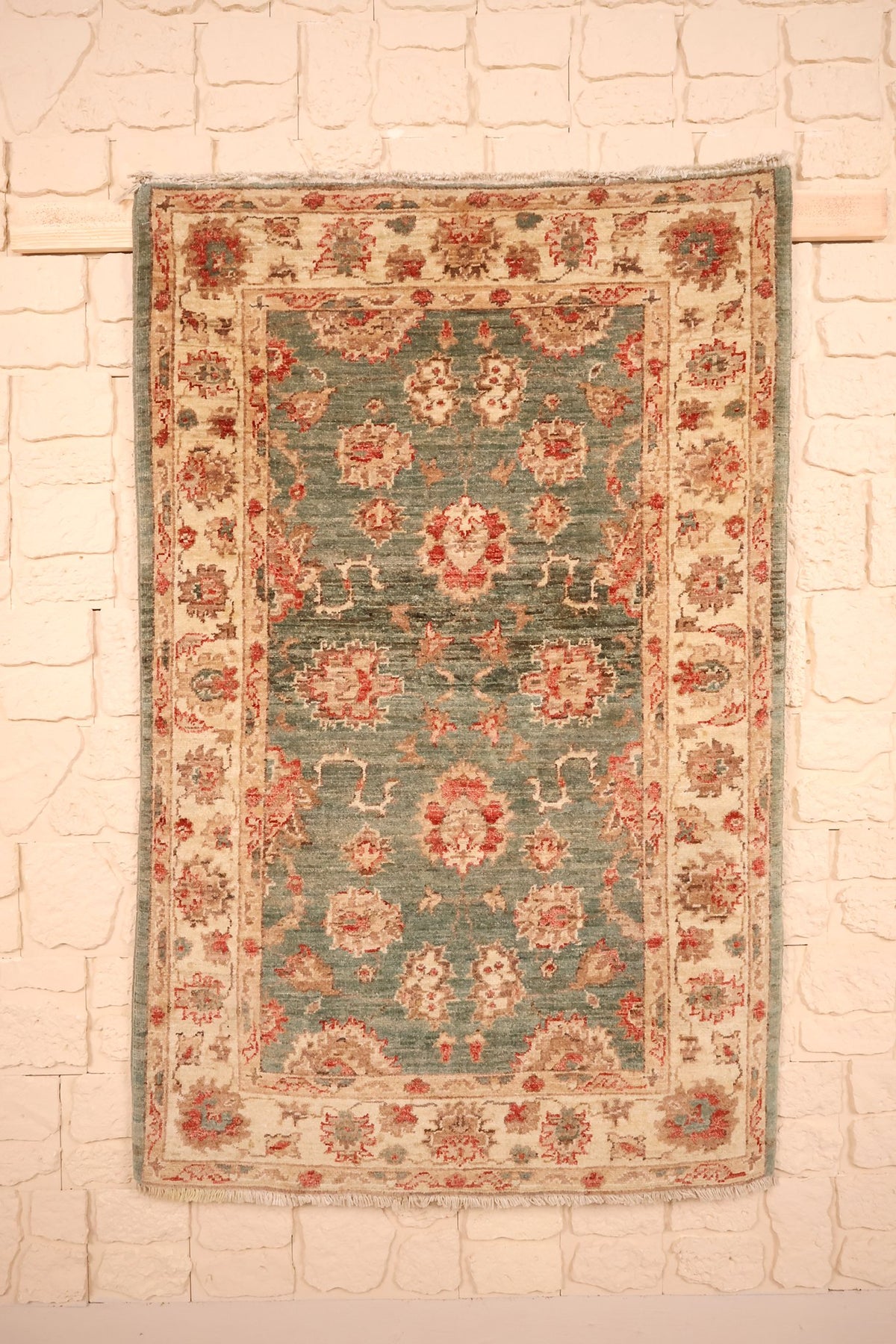 Tapis Ziegler vert 142 × 94 cm, vue d'ensemble du semis floral et de la bordure ivoire