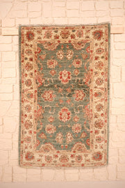 Tapis Ziegler vert 142 × 94 cm, vue d'ensemble du semis floral et de la bordure ivoire