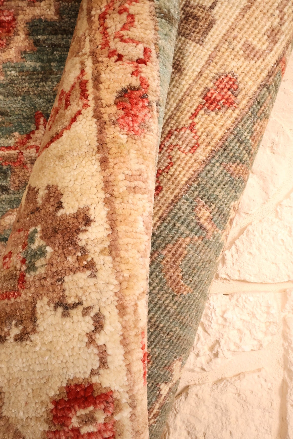Envers du tapis Ziegler en laine, rangs de nœuds beige et vert