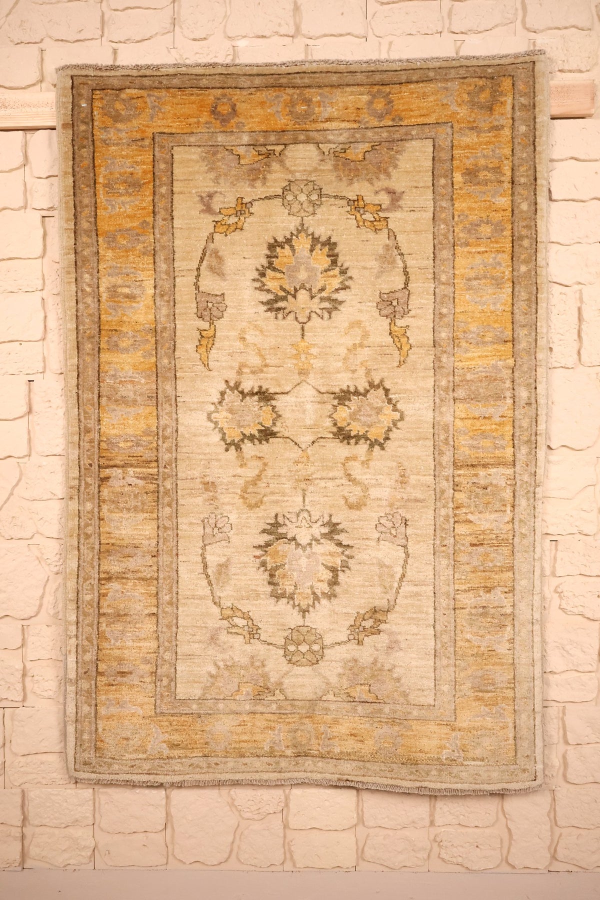 Tapis Ziegler beige 142 × 97 cm, vue d'ensemble avec ses trois palmettes et sa bordure dorée