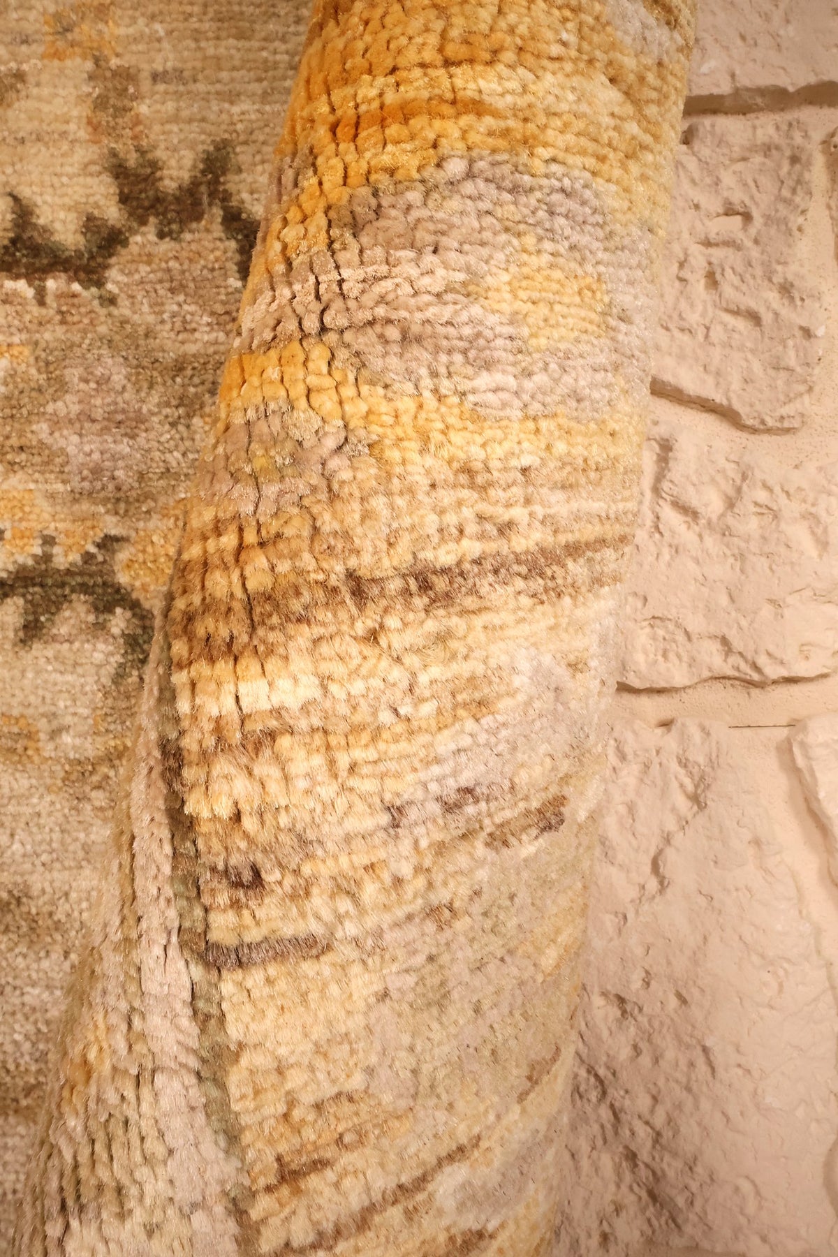 Coin replié du tapis Ziegler, épaisseur rase et teintes beige et jaune