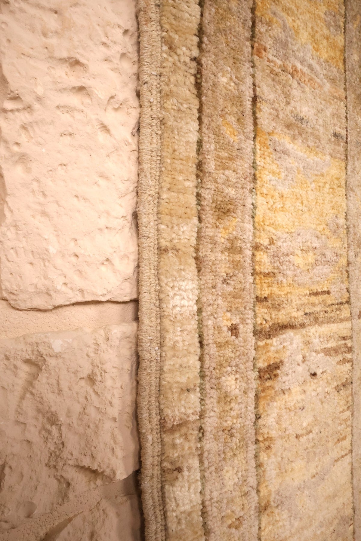 Lisière claire du tapis Ziegler beige, finition latérale vue de près