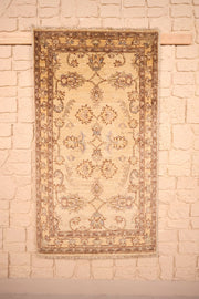 Tapis Ziegler beige 143 × 80 cm, vue d'ensemble avec semis floral et franges