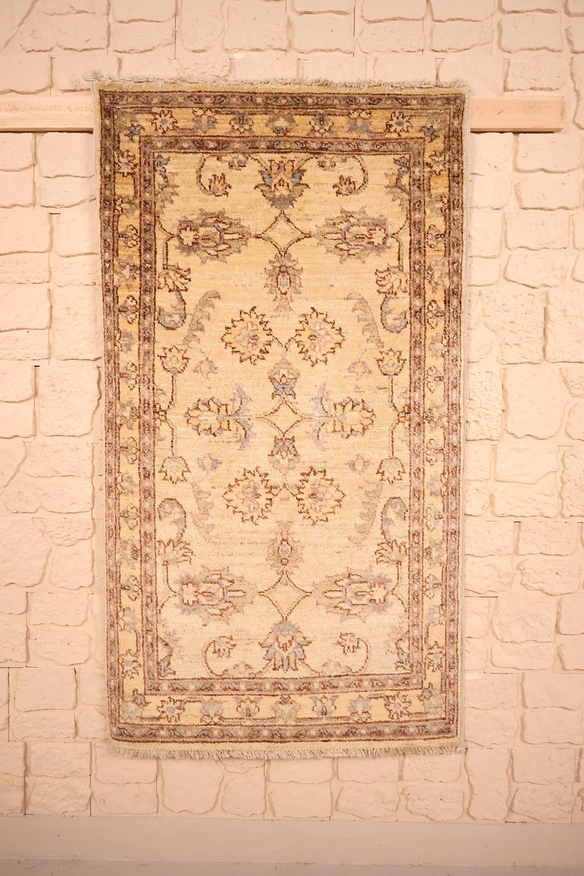 Tapis Ziegler beige 143 × 80 cm, vue d'ensemble avec semis floral et franges