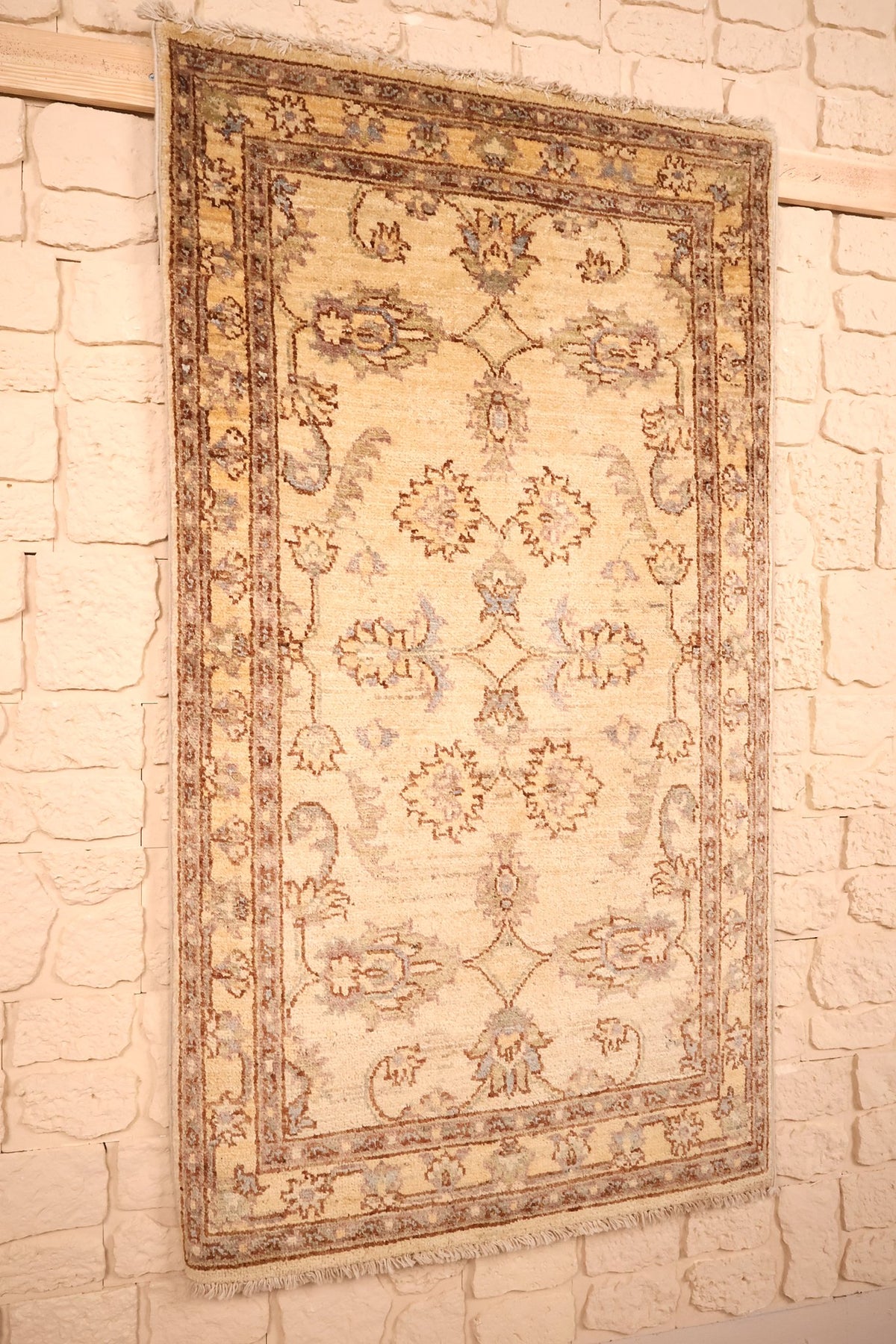 Tapis Ziegler beige et brun vu de biais, bordure dorée à rinceaux