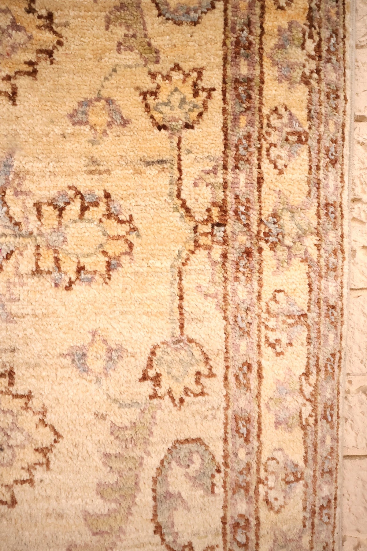 Bordure beige doré du tapis Ziegler, fleurs et contre-bordures étroites