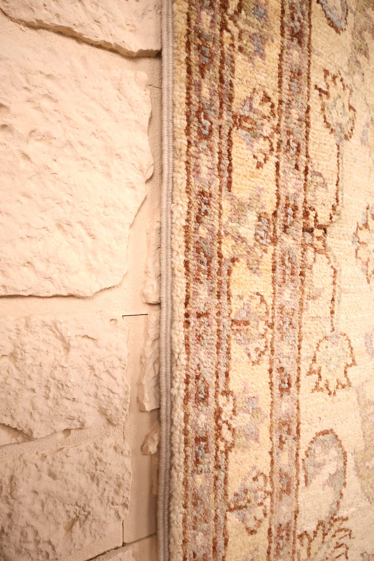 Lisière du tapis Ziegler beige, bord net le long du motif floral
