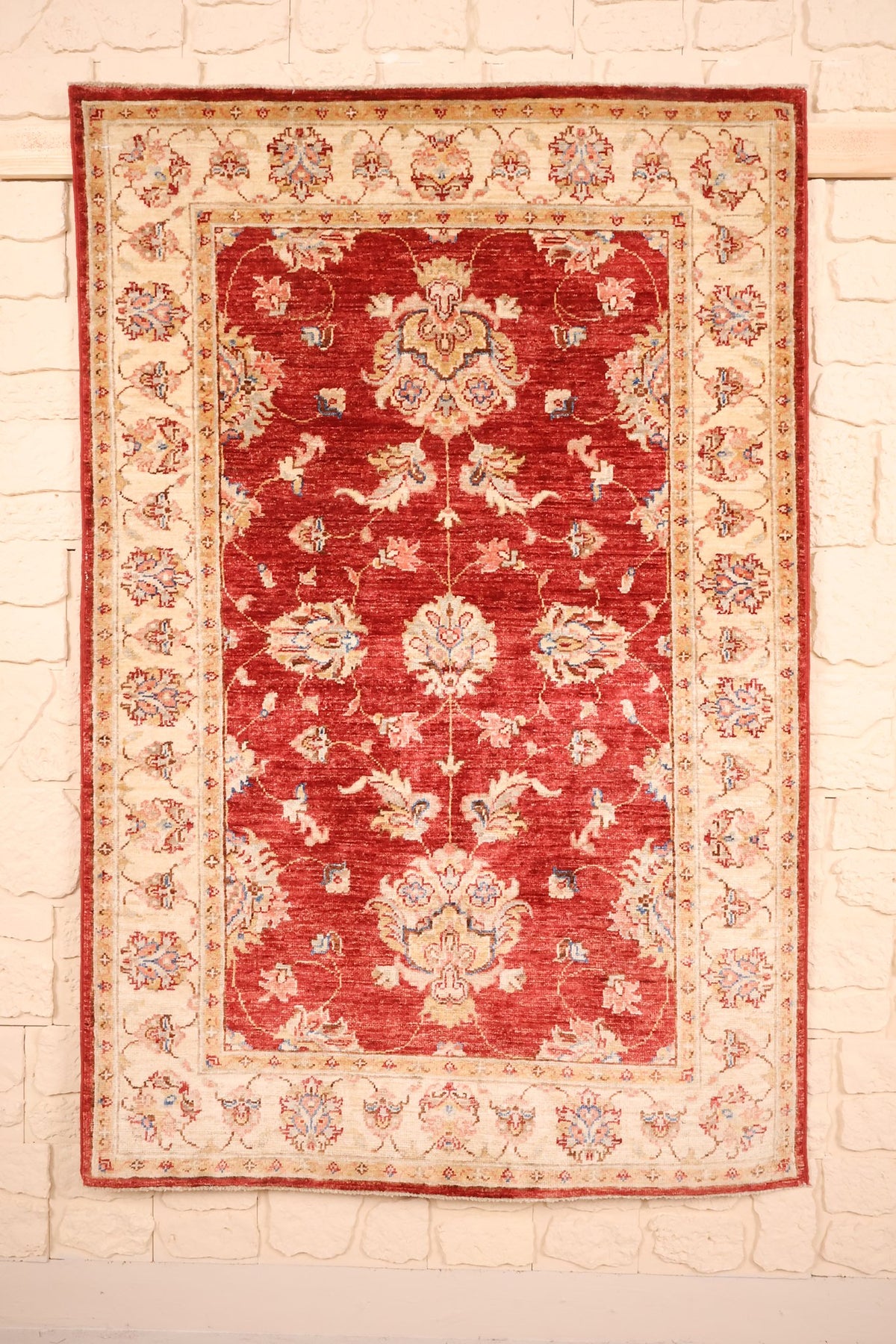 Tapis Ziegler rouge 149 × 99 cm, vue d'ensemble du champ fleuri et de la bordure beige