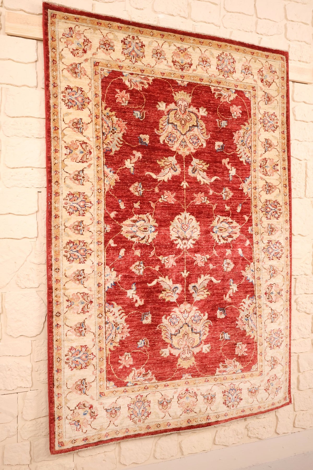 Tapis Ziegler rouge et beige vu de biais, réseau de tiges et palmettes sans médaillon