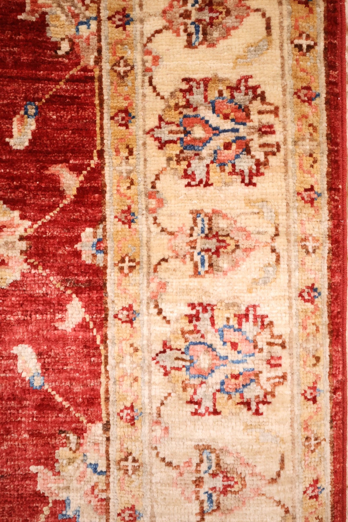 Bordure beige à guirlande de rosettes et contre-bordures étroites du tapis Ziegler