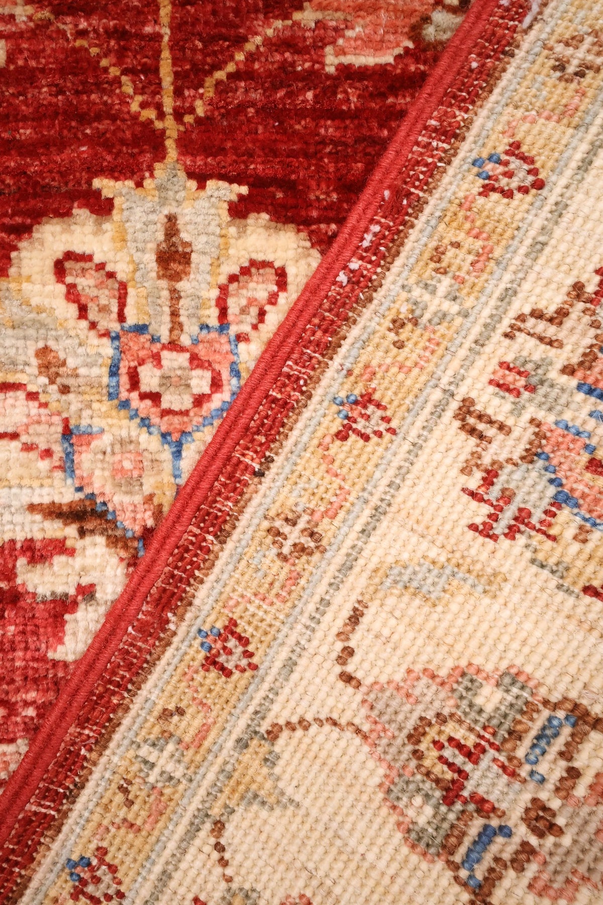 Coin replié du tapis Ziegler en laine, nœuds du revers visibles