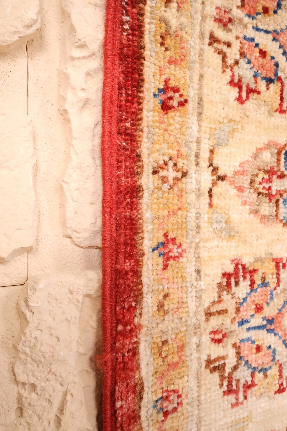 Lisière rouge et bordure ivoire du tapis Ziegler, motifs roses et bleus