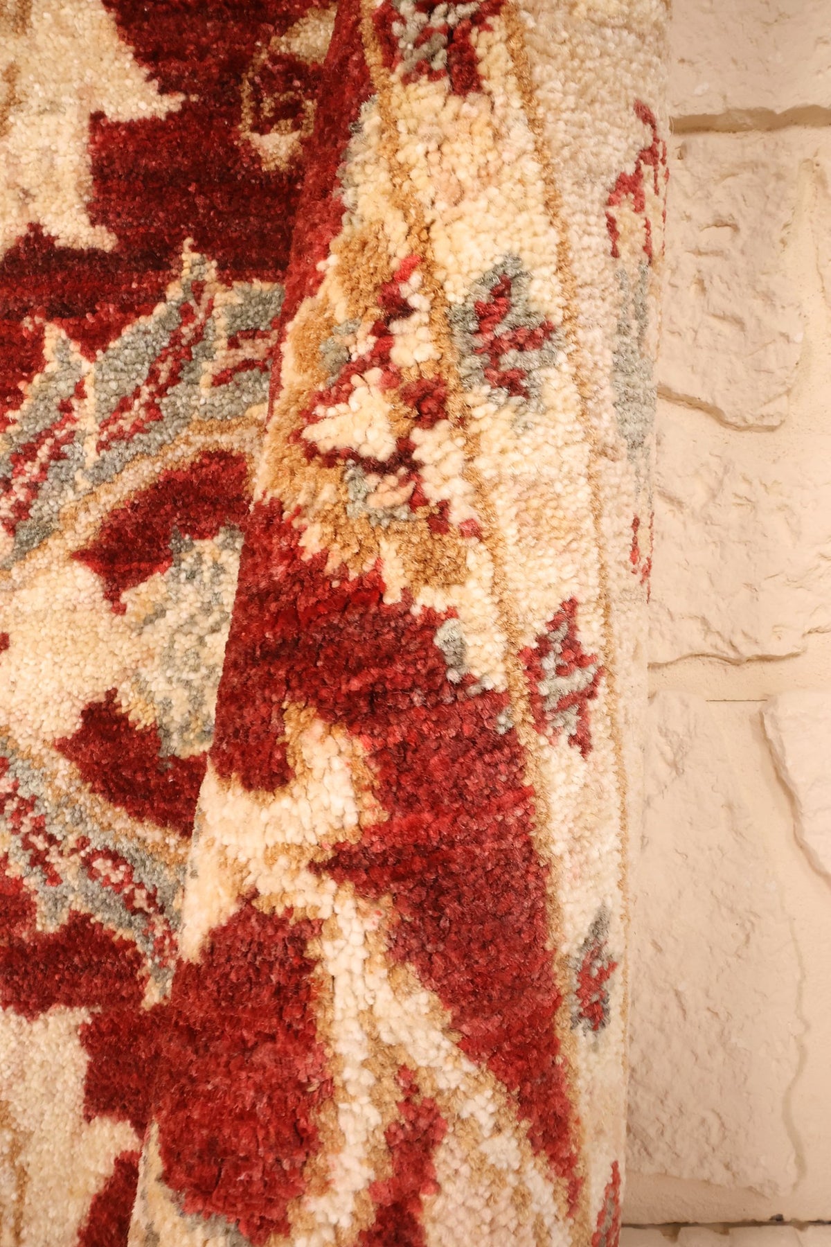 Lisière du tapis Ziegler rouge, laine roulée sur le motif floral