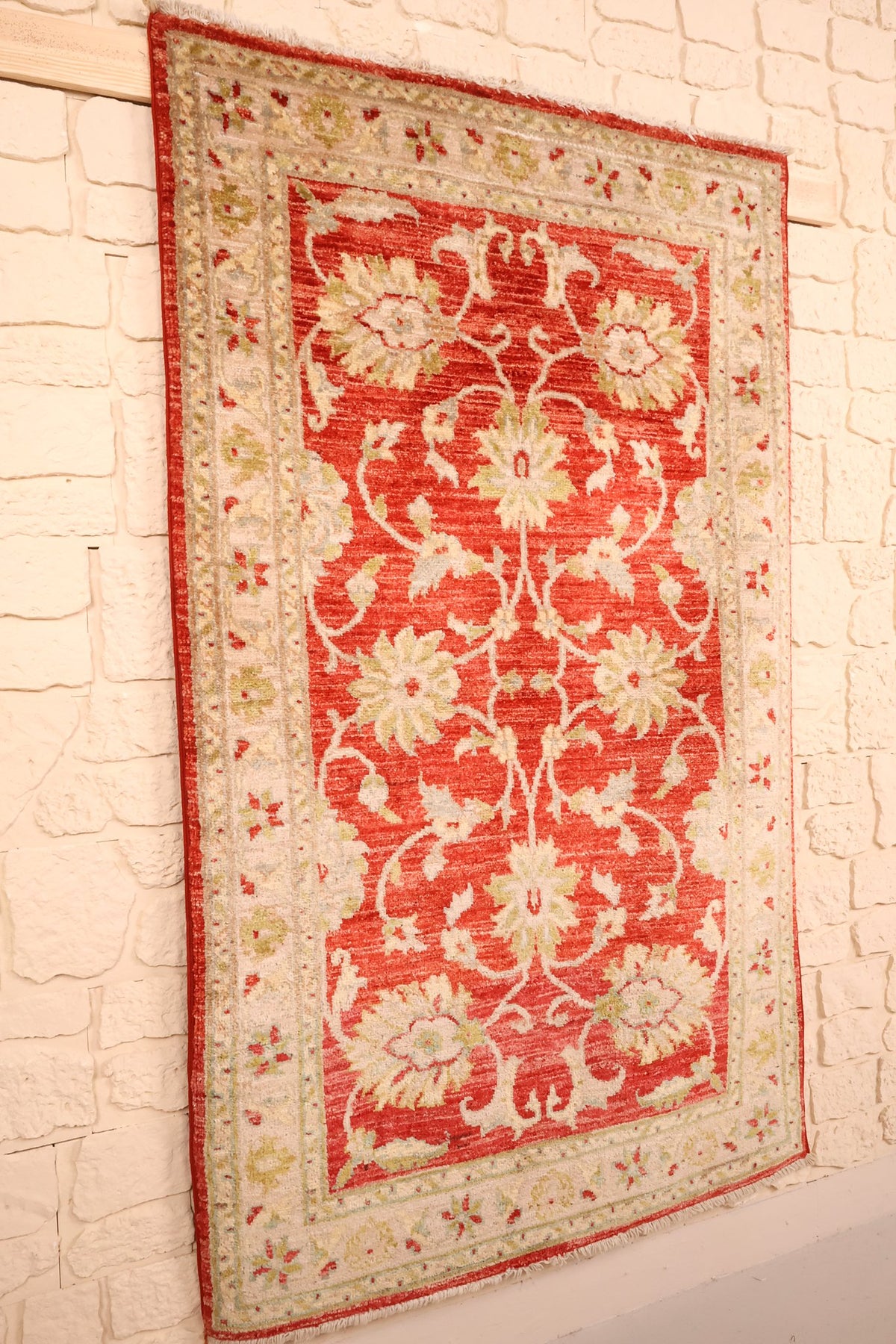 Tapis Ziegler en laine noué à la main, vue de biais avec franges aux deux bouts
