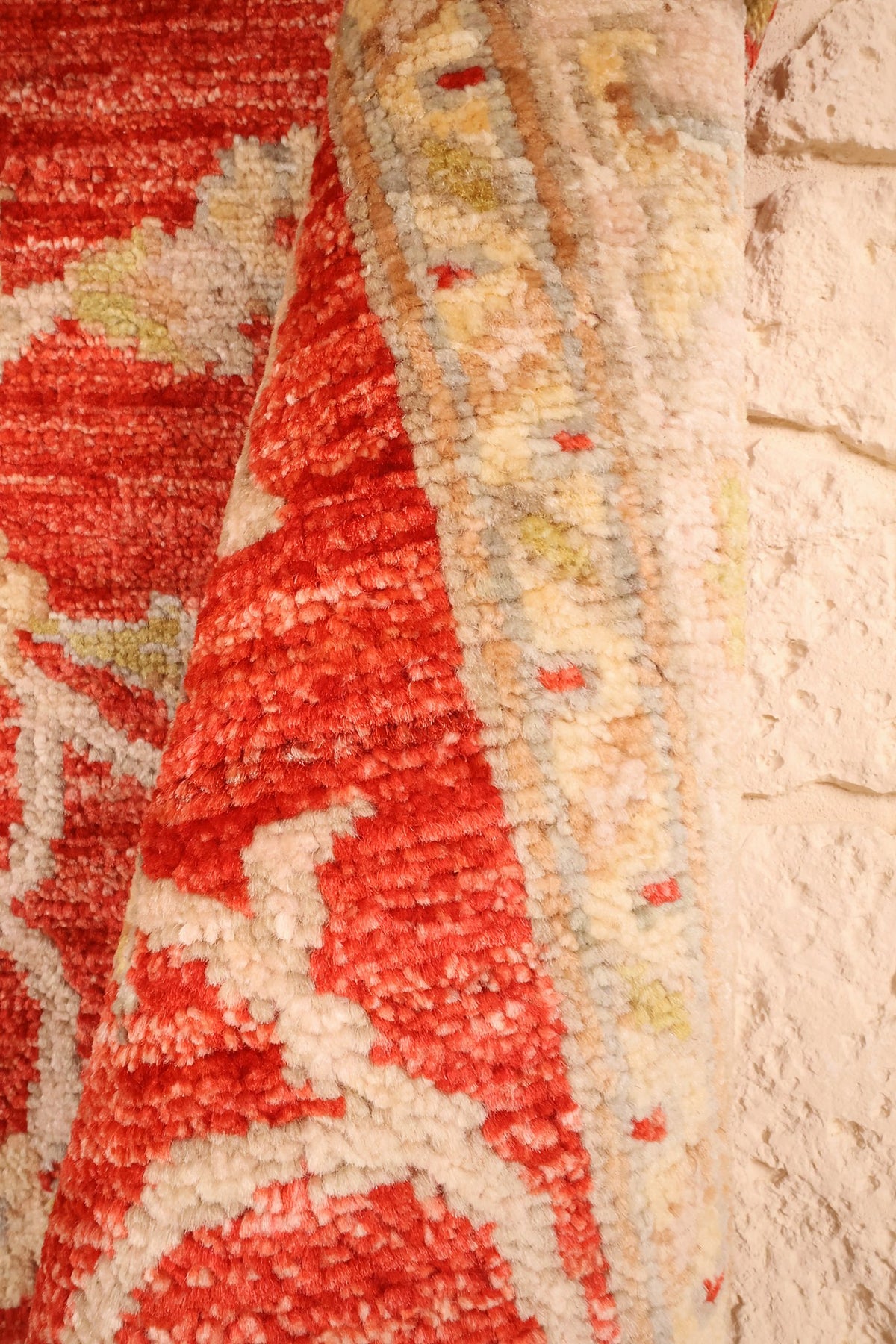 Tapis Ziegler rouge et beige replié, épaisseur de la laine au bord